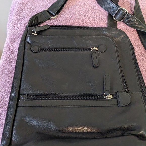 Levenger Handbags - LEVENGER Crossbody black pebbled shoulder bag